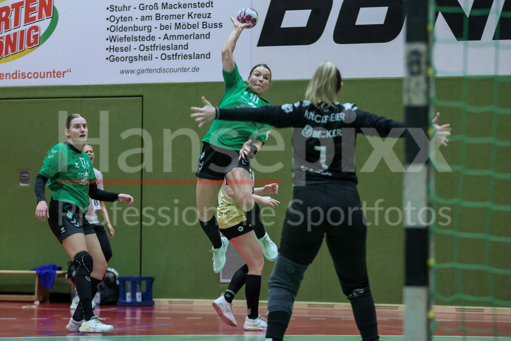 Handball, 2. Bundesliga Frauen, SV Werder Bremen - Bergischer HC | v.li.: Madita Probst (SV Werder Bremen, 10) beim Wurf, am Ball, Spielszene, Aktion, Action gegen Natascha Krückemeier (Torhüterin, Torwart, Bergischer HC, 1)