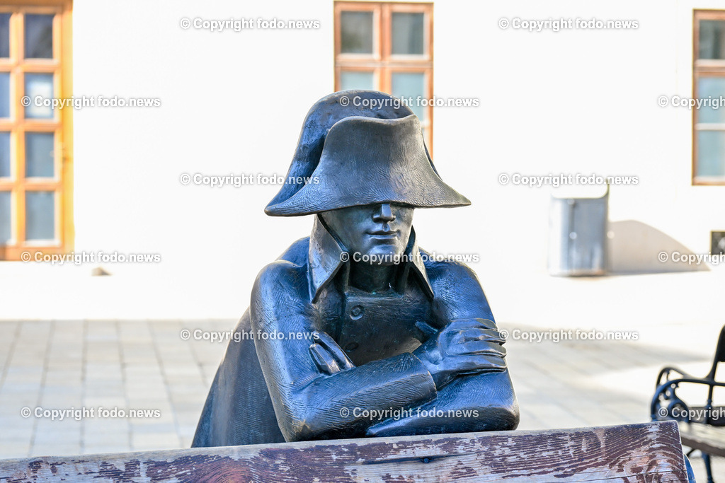 Slowakei_ Bratislavsky kraj_ Bratislava_ 08.10.2024-74 | 08.10.2024, Slowakei, SVK, Bratislavsky kraj, Bratislava, im Bild Bratislava, Stadtansichten, Gebauede, Sehenswurdigkeiten, Tourismus, Touristen, Cafe, Denkmal, Strasse, Donau, Bruecke, Schiff, Burg, Hrad, Ufo, Restaurant, Souvenier, Menschen, Bahnhof, Zug, Hauptstadt