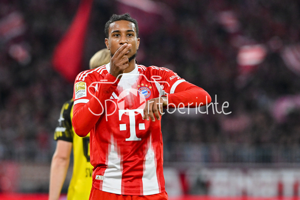 FC Bayern München - Borussia Dortmund | mUNICH, GERMANY - Michael OLISE (FC Bayern Munich 17) during the bundesliga match between FC Bayern Munich vs. Borussia Dortmund on matchday 7 at Allianz Arena on October 18, 2025 in Munich, Germany / DFL REGULATIONS PROHIBIT ANY USE OF PHOTOGRAPHS AS IMAGE SEQUENCES AND/OR QUASI-VIDEO