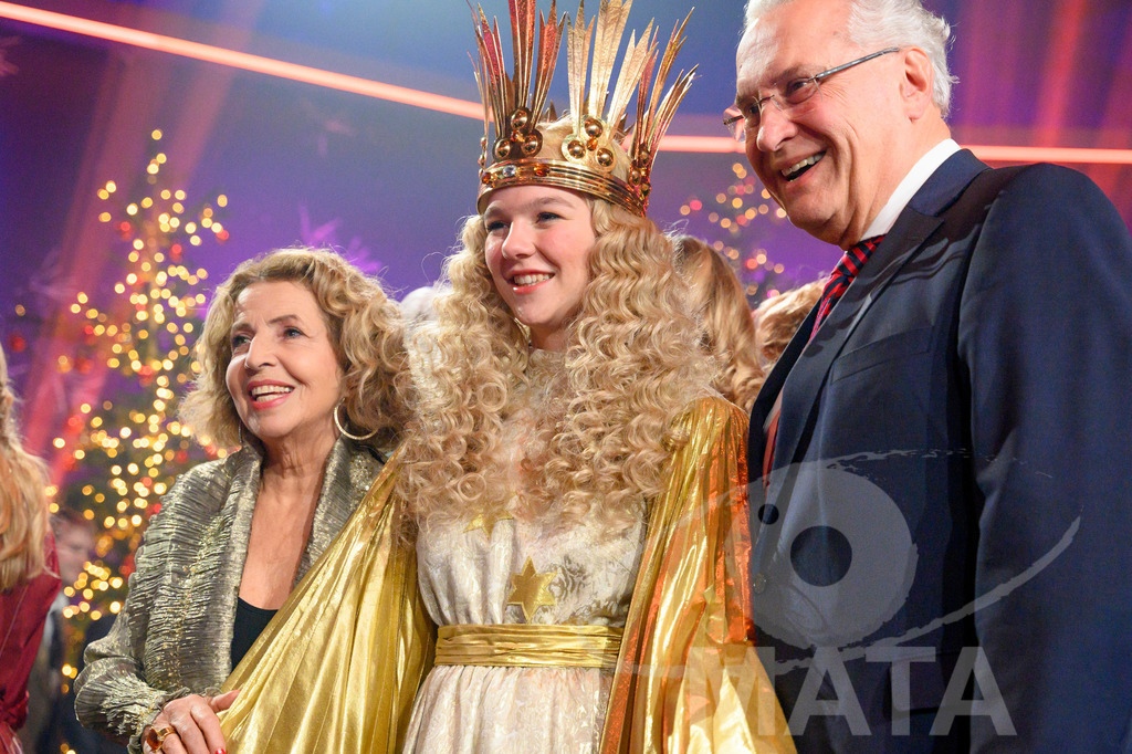 _DWA2135 | Michaela May, Christkind Nelli Lunkenheimer,  Joachim Hermann bei '30 Jahre Sternstunden-Gala 2023' in der Frankenhalle. Nürnberg, 15.12.2023 - Realisiert mit Pictrs.com