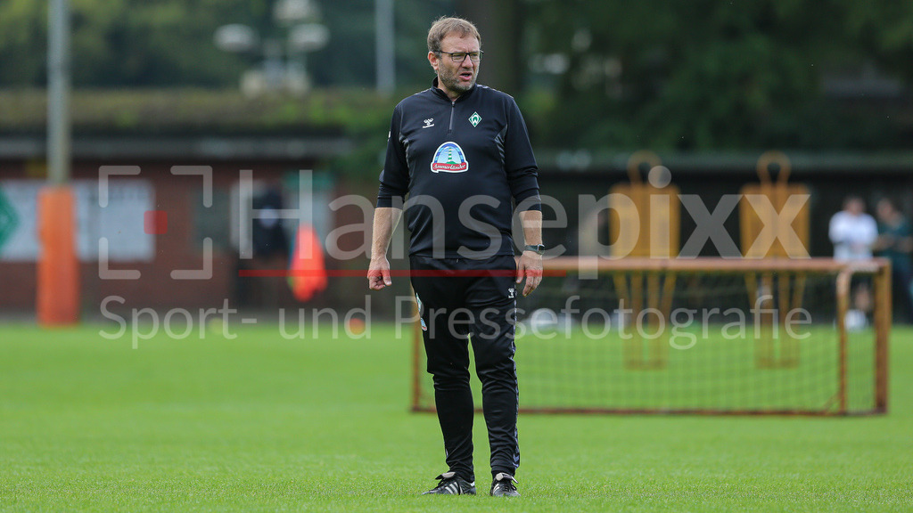 Fussball, Google Pixel Frauen-Bundesliga, Training SV Werder Bremen | v.li.: Thomas Horsch (Trainer, Cheftrainer, SV Werder Bremen) gibt Anweisungen, ruft, schreit, brüllt