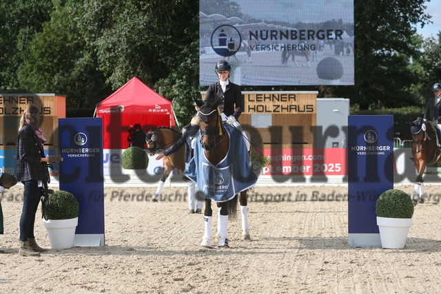 Donaueschingen_2024_Prfg.Nr.35_Nürnberger_Burg-Pokal_Siegerehrung_Prfg.Nr (6) | Alle Fotos der Reiterjournal Fotografin Doris Matthaes im Reiterjournal Online-Fotoshop. - Realisiert mit Pictrs.com