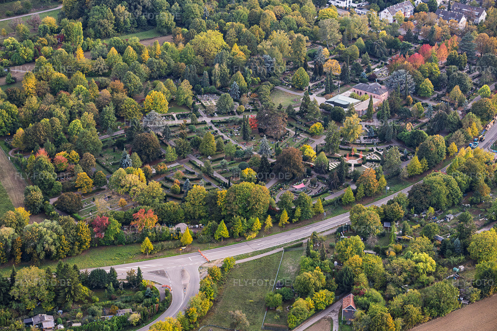 Luftbild: Friedhof Ettlingen in Ettlingen im Bundesland Baden-Württemberg in Deutschland. – Foto: IMG_160057.jpg vom 16.10.2026 durch Werner Riehm/FLY-FOTO.de – Auflösung des Originals: 6000 x 4000 px