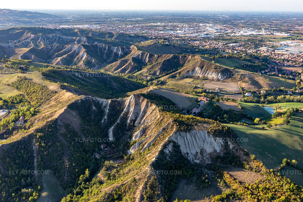 Aerial view: Salse di Nirano Riserva naturale Salse di Nirano in Fiorano Modenese in the state Modena, Italy. – Photo: IMG_134624.jpg taken on 09/19/2022 by Werner Riehm/FLY-FOTO.com – Resolution of the original: 5367 x 3578 px – Salse di Nirano - Italiano