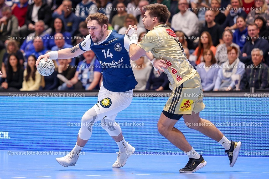 BHC05112501015 | 05.11.2025, Handball, Achtelfinale DHB-Pokal, Bergischer HC - TSV Hannover-Burgdorf, Unihalle Wuppertal: Gerdas Babarskas (BHC #14) wird von Renars Uscins (TSV Hannover Burgdorf #10) festgemacht 
