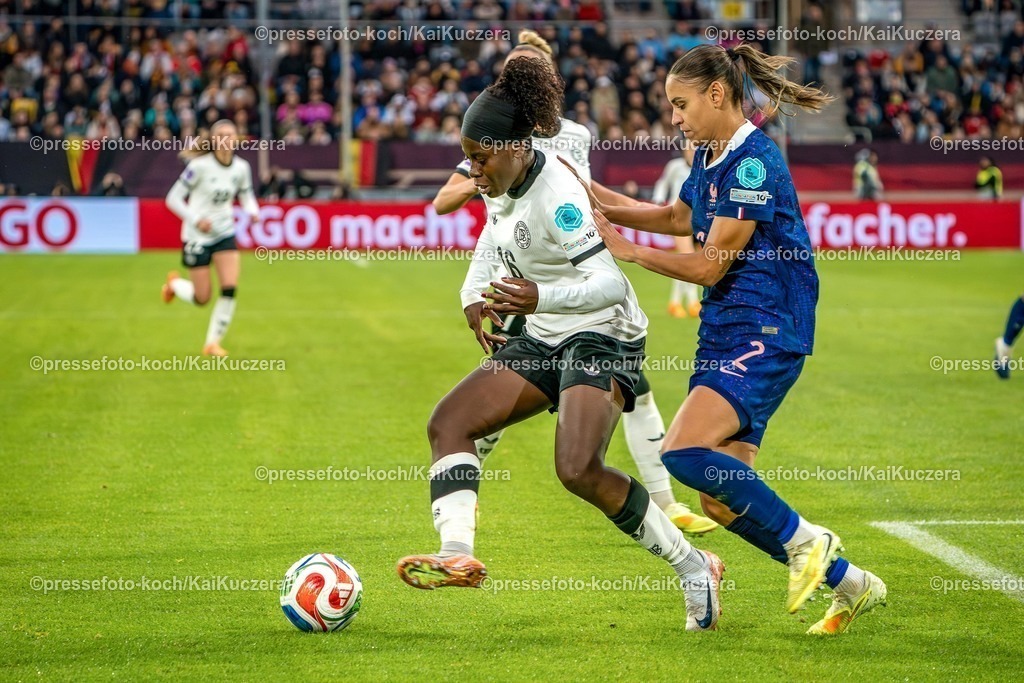 xKKUx24102501032 | 24.10.2025, xkkux, Fußball, UEFA Women s Nations League Halbfinale, Saison 2025/2026, Länderspiel Hinspiel in der MERKUR SPIEL-ARENA Düsseldorf, Nicole Anyomi (GER #16) im Zweikampf gegen  Maelle Lakrar (FRA #02) 
