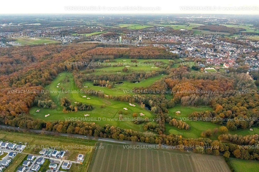 Gelsenkirchen231103332 | Luftbild, Golfwiese Golfplatz Golfclub Schloss Westerholt, umgeben von herbstlichen Laubbäumen, hinten das ehemalige DSK Bergwerk Lippe  Westerholt, Westerholt, Herten, Ruhrgebiet, Nordrhein-Westfalen, Deutschland