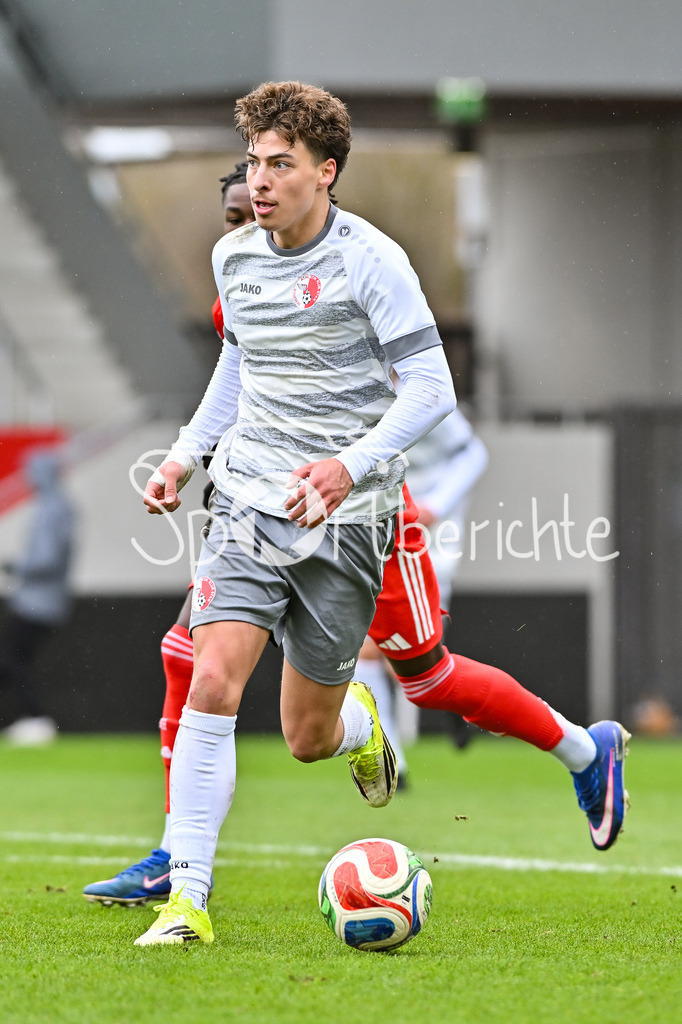 FC Bayern München - Berliner Athletik Klub | MUNICH, GERMANY - 21. FEBRUARY: am BAll Elias PASTOR (Berliner AK U19 98) / Einzelfoto / Freisteller während dem Spiel zwischen der U19 des FC Bayern München und der U19 des Berliner Athletik Klubs am 3. Spieltag der DFB-U19 Nachwuchsliga am FC Bayern Campus