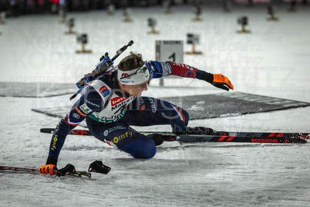 bett1.de WTC Biathlon auf Schalke, 28.12.2025 | Fabien Claude (Team Frankreich) bleibt mit seinen Skiern an der Matte hängen bei der World Team Challenge (bett1.de WTC Biathlon auf Schalke) am 28.12.2025 in der Veltins-Arena in Gelsenkirchen (Deutschland). 