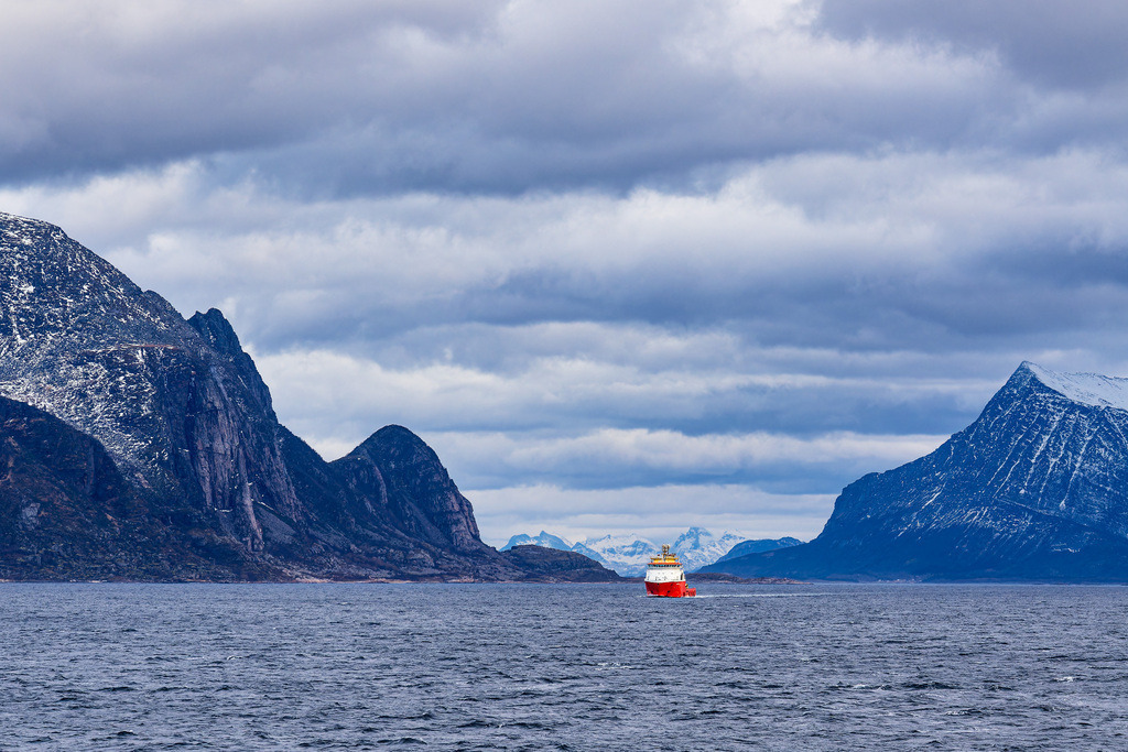 Berge, Felsen und Schiff im Winter nahe Ørnes in Norwegen | Berge, Felsen und Schiff im Winter nahe Ørnes in Norwegen.