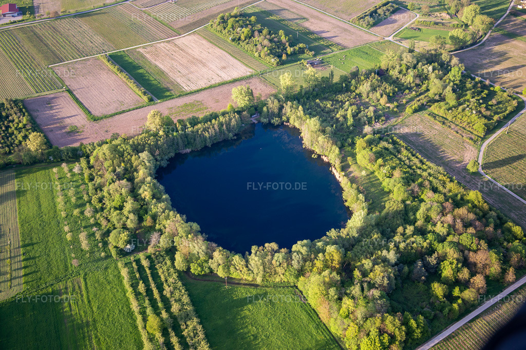 Luftbild: Biotopweiher alte Tongrube in Göcklingen im Bundesland Rheinland-Pfalz in Deutschland. Foto: IMG_140321.jpg vom 23.04.2024 durch Werner Riehm/FLY-FOTO.de