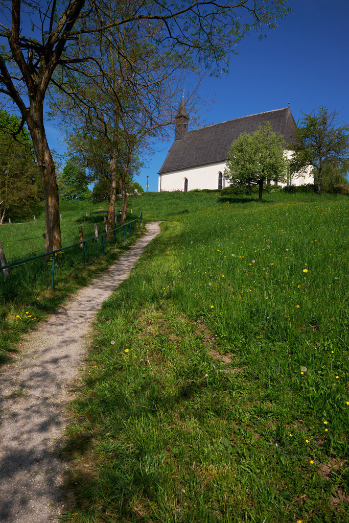 Weg zur Magdalenabergkirche | Bad Schalllerbach, Austria - April 13, 2024: Weg durch die Wiese zur Magdalenabergkirche. - Realisiert mit Pictrs.com