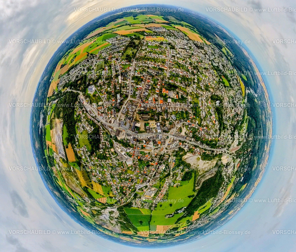 Warstein240790072Mitte | Luftbild, Ortszentrum Warstein Mitte mit Rathaus und Pfarrkirche St. Pankratius, durchzogen von der Bundesstraße B55, Erdkugel, Fisheye Aufnahme, Fischaugen Aufnahme, 360 Grad Aufnahme, tiny world, little planet, fisheye Bild, Warstein, Soester Börde, Nordrhein-Westfalen, Deutschland