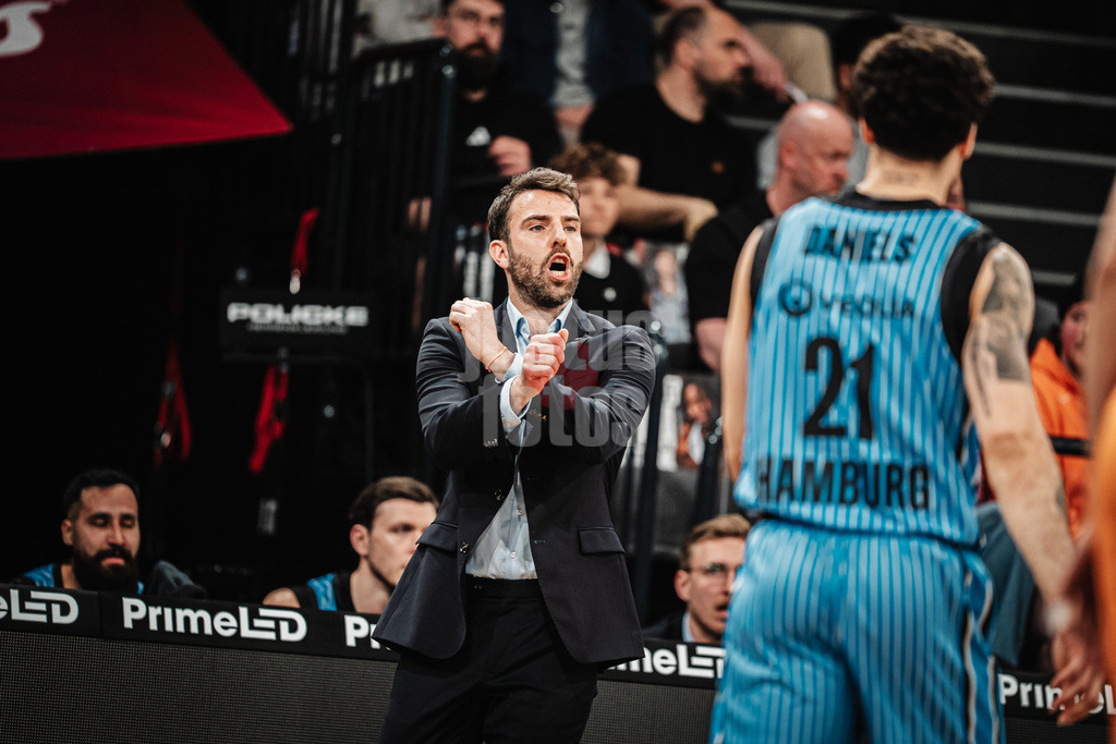 Basketball | Männer | Saison 2025/2026 | easyCredit Basketball Bundesliga | 13. Spieltag | Veolia Towers Hamburg vs. Rostock Seawolves | 22.04.2026 | Trainer Benka Barloschky (Veolia Towers Hamburg)