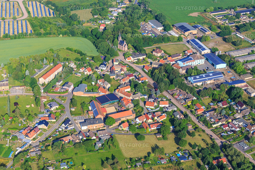 Luftbild: Dorfansicht aus Südosten mit ehemaliger Vitzthumsschacht im Ortsteil Hübitz in Gerbstedt im Bundesland Sachsen-Anhalt in Deutschland. Foto: IMG_148148.jpg vom 12.06.2025 durch Werner Riehm/FLY-FOTO.de