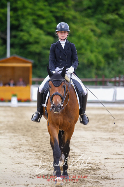 DKP47983 | Turnierfotos kaufen im Webshop von Daniel Kuhl Photography – entdecke professionelle Reitsportfotos aus Turnieren & Events. Hochwertige Turnierbilder online bestellen & sichern. Jetzt Fotos von Reitsportturnieren kaufen!