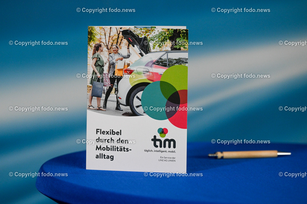 Pressekonferenz LINZ AG - tim Linz - Eine Erfolgsgeschichte_ 05.06.2023-4 | 05.06.2023, Linz AG, AUT, Pressekonferenz LINZ AG - tim Linz - Eine Erfolgsgeschichte, im Bild tim Info Broschuere