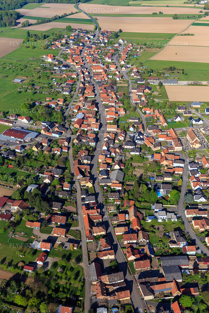 Aerial view: Rue Principale, Rue des Roses in Eschbach in the state Bas-Rhin, France. – Photo: IMG_099377.jpg taken on 04/30/2017 by Werner Riehm/FLY-FOTO.com – Resolution of the original: 3648 x 5472 px