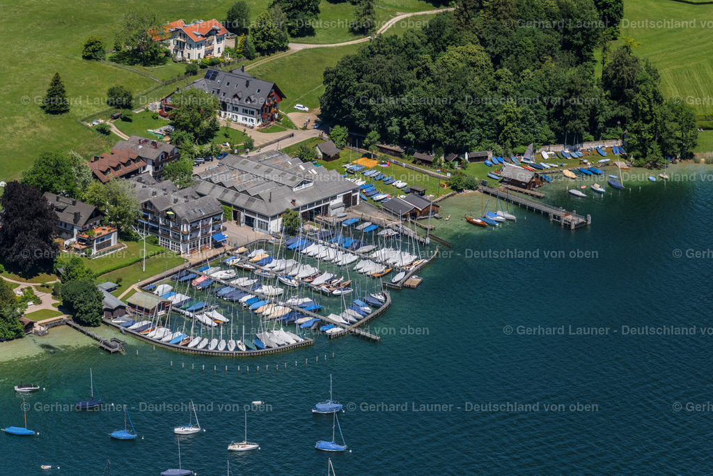 4031328 | PöCKING 12.06.2020 Yachtclub und Yachthafen mit Sportboot- Anlegestellen und Bootsliegeplätzen am Ufer des Starnberger Sees in Possenhofen im Bundesland Bayern, Deutschland. // Pleasure boat marina with docks and moorings on the shore area Possenhofen in Poecking in the state Bavaria, Germany. Foto: Gerhard Launer