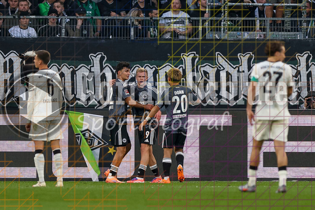 Borussia Mönchengladbach vs Eintracht Frankfurt - Bundesliga | Mönchengladbach, Deutschland, 27.09.25:   Jonathan Michael Burkardt (Eintracht Frankfurt) Torjubel, jubelt mit seiner Mannschaft nach dem Treffer zum 0:3 waehrend des Spiels der Bundesliga zwischen Borussia Mönchengladbach vs Eintracht Frankfurt im Stadion im Borussia Park(Foto von Brauer-Fotoagentur / Adrian Schlueter)