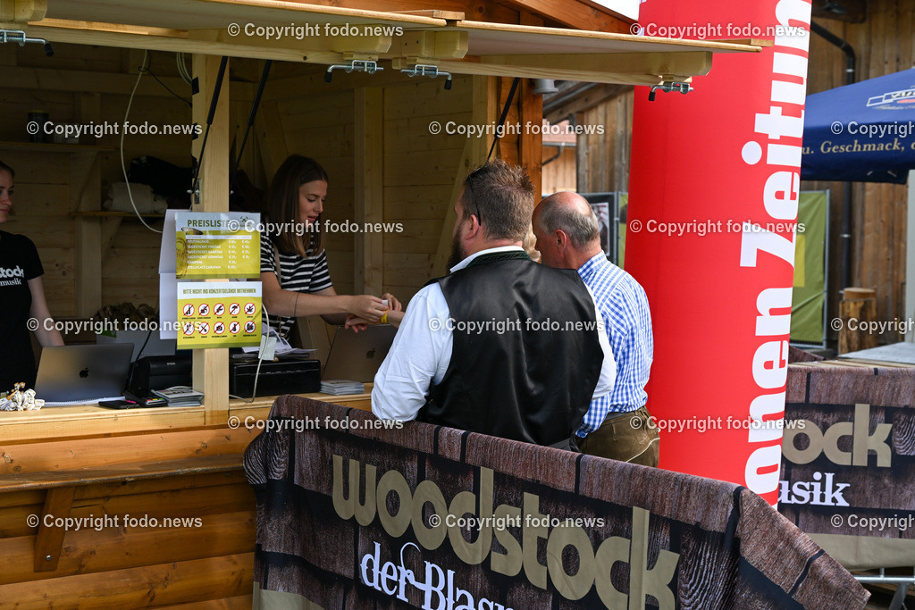 Boehmischer Fruehling_ Festival 2023_ 05.05.2023-12 | 05.05.2023, Ort im Innkreis, AUT, Boehmischer Fruehling, Festival 2023, im Bild Besucher bei der Kassa am Eingang