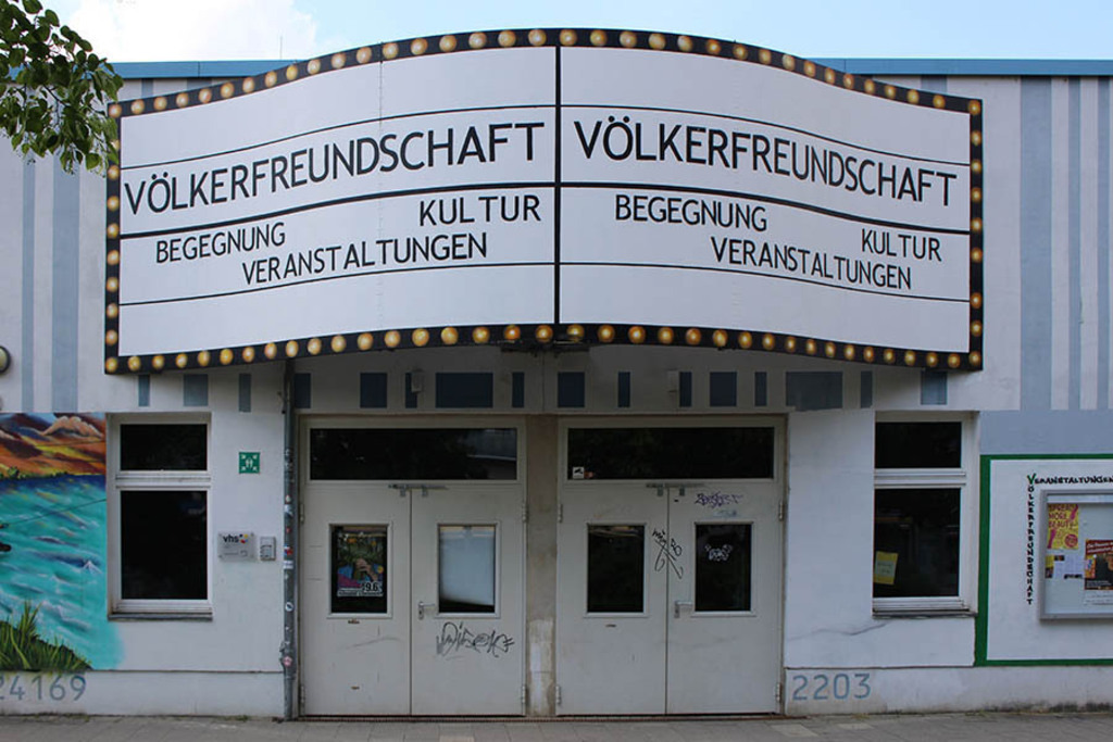 Grünau - Offener Freizeittreff Völkerfreundschaft | Entdecke über 20 Kategorien Leipzig-Motive: Foto-Downloads, hochwertige Poster, Leinwand- & Fine-Art-Prints. Jetzt Lieblingsfoto im Bildlexikon Leipzig Shop bestellen!