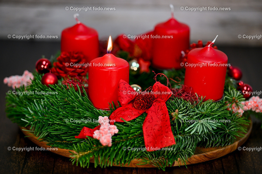 Adventkranz_ 26.11.2024-13 | 26.11.2024, Linz, AUT, Advent, im Bild Adventkranz, Kranz, Kerzen, Weihnachtszeit, Vorweihnachtszeit, Brauchtum, Zweige, Schmuck, besinnlich, froehlich, Winter, Feuer, Flamme, Tradition, Dekoration, Schmuck, schmuecken, dekorieren, festlich, traditionell, festlich, Fest, 1. Advent