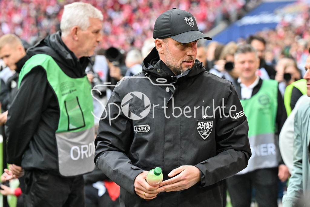 FC Bayern München - VfB Stuttgart | MUNICH, GERMANY - 19. APRIL: Sebastian HOENEß Trainer VfB Stuttgart before the Bundesliga Match between FC Bayern Munich vs. VfB Stuttgart at Matchday 30 at Allianz Arena / DFL REGULATIONS PROHIBIT ANY USE OF PHOTOGRAPHS AS IMAGE SEQUENCES AND/OR QUASI-VIDEO