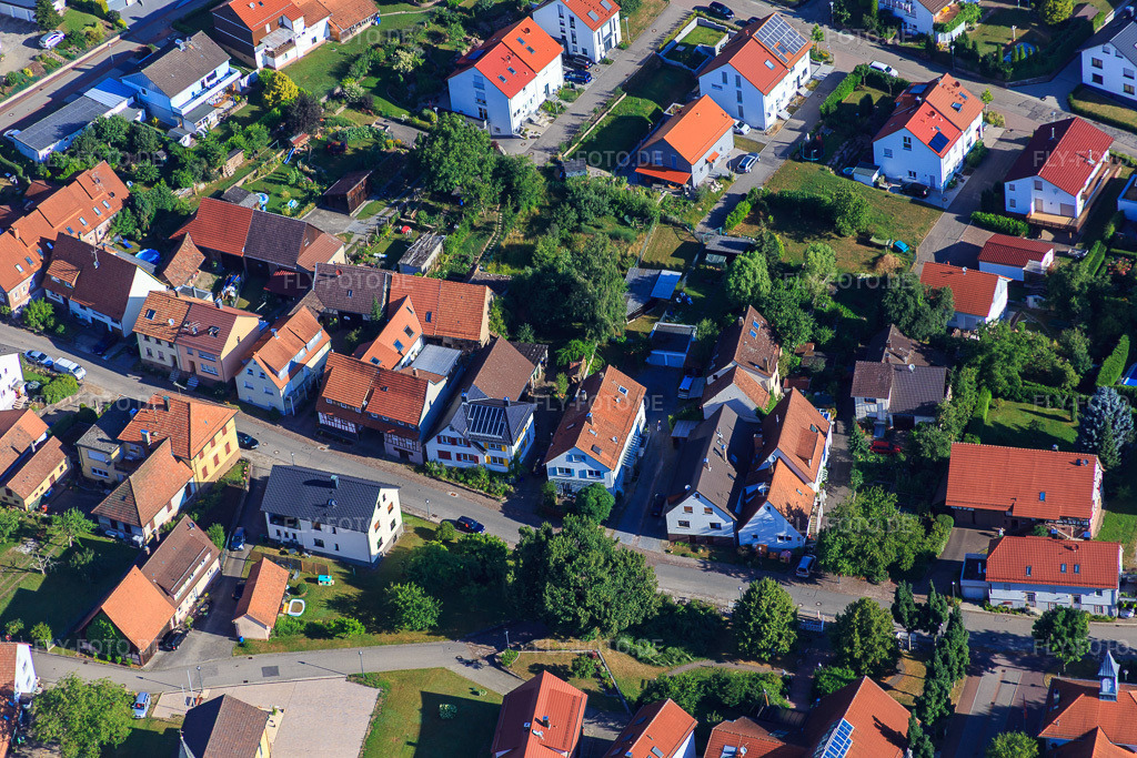 Luftbild: Lange Straße im Ortsteil Schluttenbach in Ettlingen im Bundesland Baden-Württemberg in Deutschland. Foto: IMG_084009.jpg vom 26.07.2015 durch Werner Riehm/FLY-FOTO.de