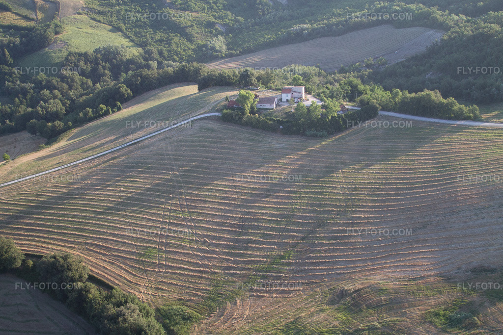 Aerial view: View of the town in Fratte Rosa in the state Pesaro und Urbino, Italy. – Photo: IMG_43034.jpg taken on 07/15/2011 by Werner Riehm/FLY-FOTO.com – Resolution of the original: 4272 x 2848 px