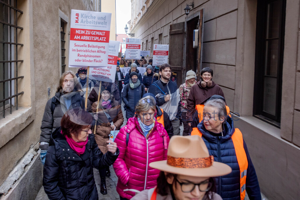RR5M6266 | 29.NOV.24-Protestmarsch gegen Gewalt-Copyright: Katholische Kirche Kärnten/Denk Dich Neu/Trainproduction/Matthias Trinkl