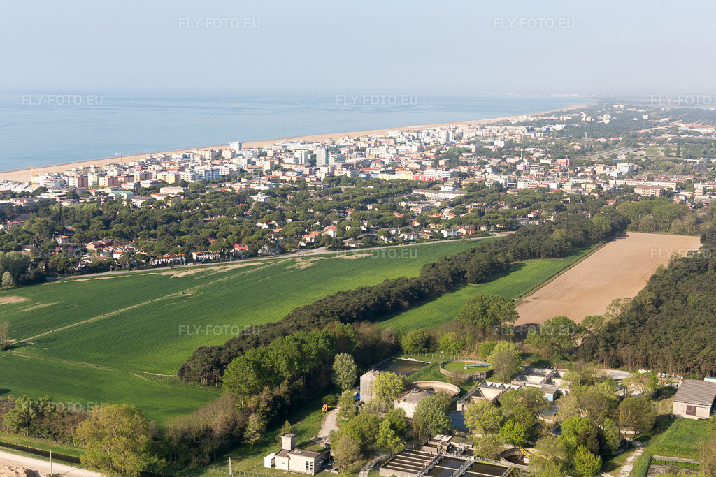 Vue aérienne: Vue de la ville à Lignano Riviera dans le département Frioul-Vénétie Julienne, Italie. Photo: IMG_098830.jpg prise le 08/04/2017 par Werner Riehm/FLY-FOTO.eu – Résolution de l'original: 5212 x 3474 px