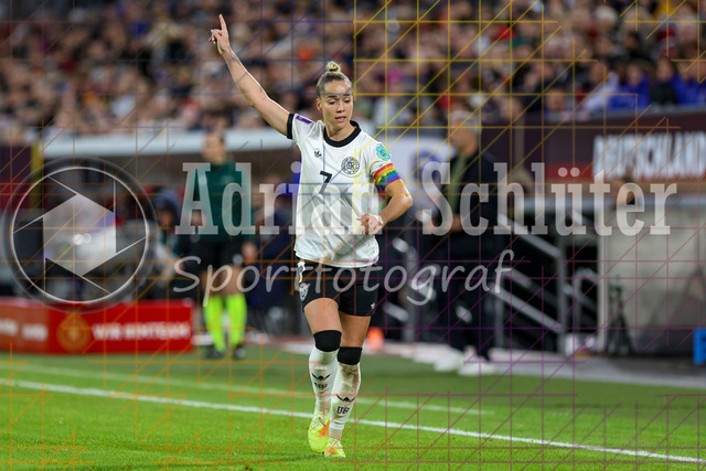 Deutschland vs Frankreich - Halbfinale - UEFA Women's Nations League | Düsseldorf, Deutschland, 24.10.25:   Giulia Gwinn ( Deutschland ) gestikuliert, Gestik waehrend des Halbfinals der UEFA Women's Nations League zwischen Deutschland vs Frankreich in der Merkur-Spiel-Arena(Foto von Brauer-Fotoagentur / Adrian Schlueter)