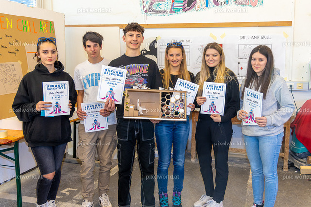 Hackathon - Tag 2 | Bildershop von pixelworld.at - Realisiert mit Pictrs.com