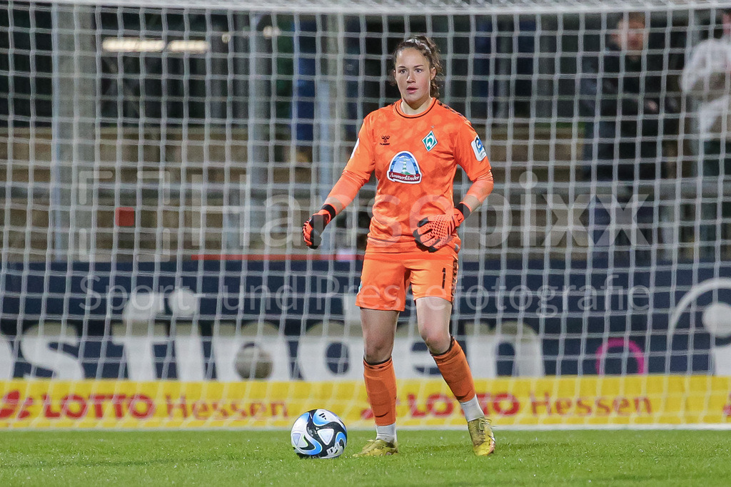 Fussball, Google Pixel Frauen-Bundesliga, Eintracht Frankfurt - SV Werder Bremen | v.li.: Livia Peng (Torhüterin, Torwart, SV Werder Bremen, 1) am Ball, Einzelbild, Ganzkörper, Aktion, Action, Spielszene, DIE DFB-RICHTLINIEN UNTERSAGEN JEGLICHE NUTZUNG VON FOTOS ALS SEQUENZBILDER UND/ODER VIDEOÄHNLICHE FOTOSTRECKEN. DFB REGULATIONS PROHIBIT ANY USE OF PHOTOGRAPHS AS IMAGE SEQUENCES AND/OR QUASI-VIDEO.
