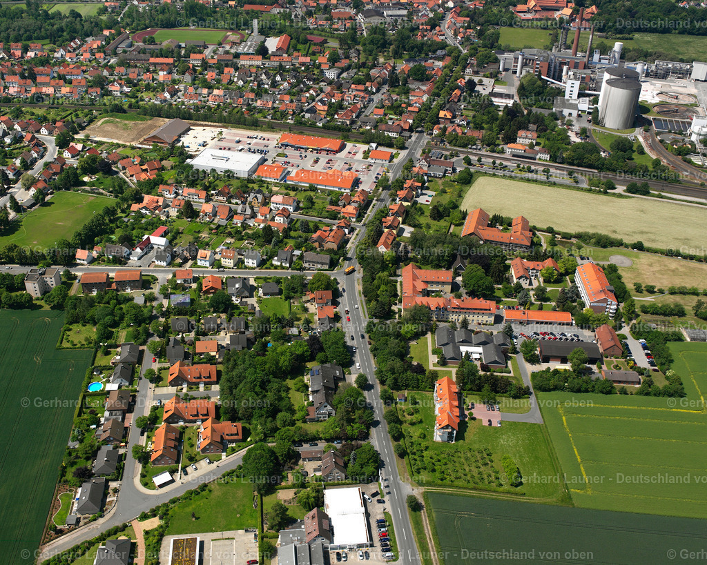 2638188 | SCHLADEN 09.06.2006 Landwirtschaftliche Nutzflächen und Feldgrenzen  umsäumen das Siedlungsgebiet des Dorfes in Schladen im Bundesland Niedersachsen, Deutschland // Agricultural land and field boundaries surround the settlement area of the village  in Schladen in the state Lower Saxony, Germany Foto: Gerhard Launer