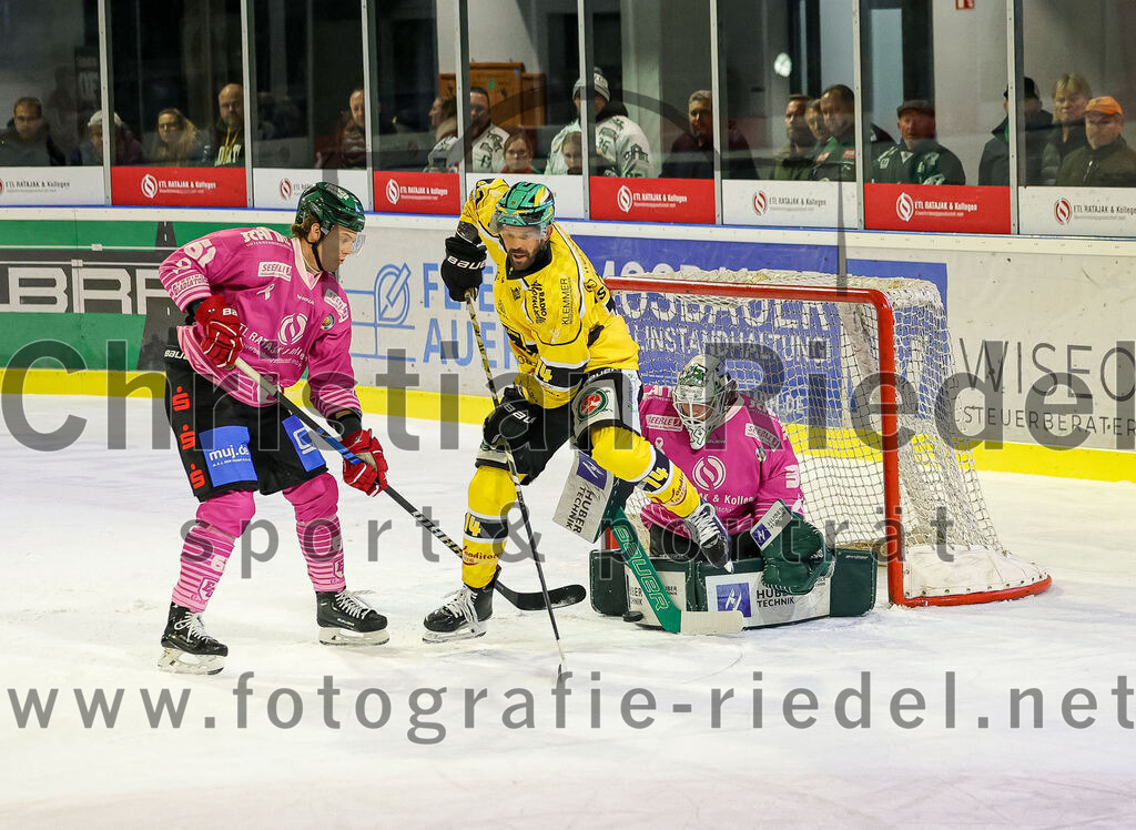 2025-10-28_098_TSV_Erding_gegen_Toelzer_Loewen | Erding, Deutschland, 28.10.2025:Eishockey, Oberliga Süd 2025 / 2026, 13. Spieltag, TSV Erding gegen Tölzer Löwen, Endergebnis: 2:5Moritz Köttstorfer (Erding Gladiators, #61), Christoph Fischhaber (Tölzer Löwen, #14), Torwart Leon Meder (Erding Gladiators, #39)Foto: Christian Riedel / fotografie-riedel.net