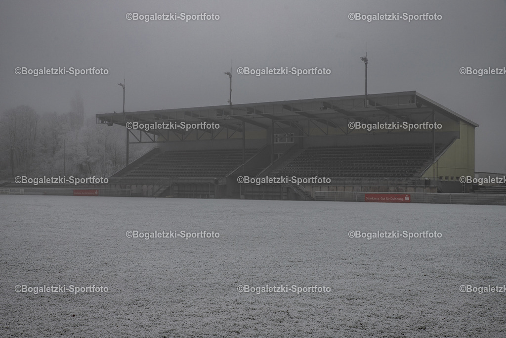 PCC-Stadion, Duisburg | Blick auf die Haupttribüne des PCC-Stadion im Schnee - Realisiert mit Pictrs.com