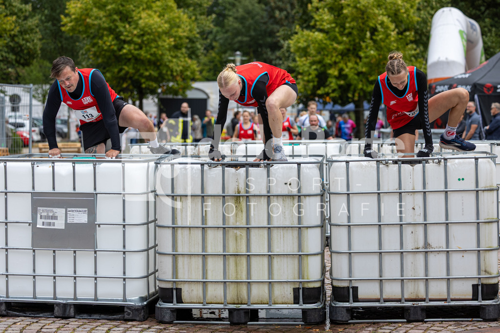Über 5km am Start und mit Schwung über das erste Hindernis - Raymon Rehse_ Hanna Knoop und Lika Math_e. | immodelaporte-sportfotos - Realisiert mit Pictrs.com