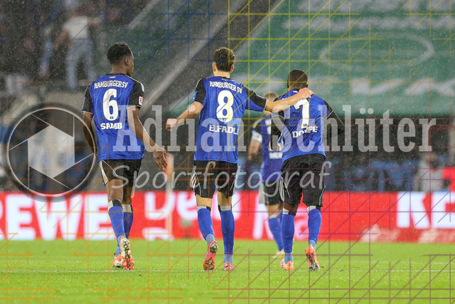 1. FC Köln vs Hamburger SV - 1. Bundesliga  | Köln, Deutschland, 02.11.25:   Albert Sambi Lokonga (Hamburger SV), Daniel Elfadli (Hamburger SV) und Jean-Luc Dompe (Hamburger SV) jubeln nach dem Treffer zum 2:1waehrend des Spiels der Bundesliga zwischen  1. FC Köln vs Hamburger SV in der RheinEnergieStadion(Foto von Brauer-Fotoagentur / Adrian Schlueter)