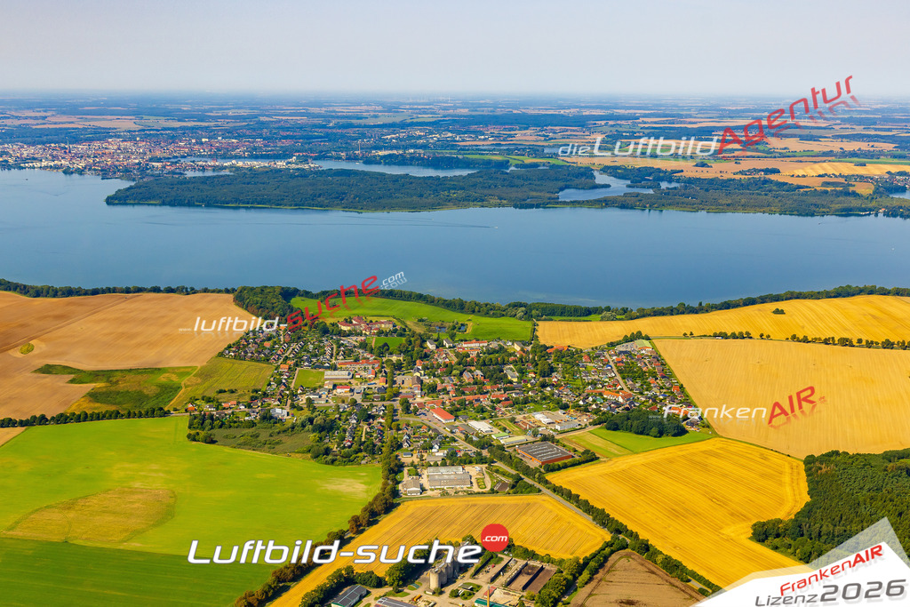 Neue Luftbildaufnahme der Stadt Leezen - Das Luftbild wurde 2025 vom UL-Flugzeug heraus erstellt ( keine Drohnenaufnahme ) - Hochauflösende Luftaufnahme - für Wandbilder und großformatige Ausdrucke geeignet. Das besondere Geschenk!Hier alle&nbsp;Infos zur Lizenzierung der LuftaufnahmeWir fliegen auch dieses Jahr wieder in Ihre Region um Luftbilder zu erstellen.- Luftbild anfragen