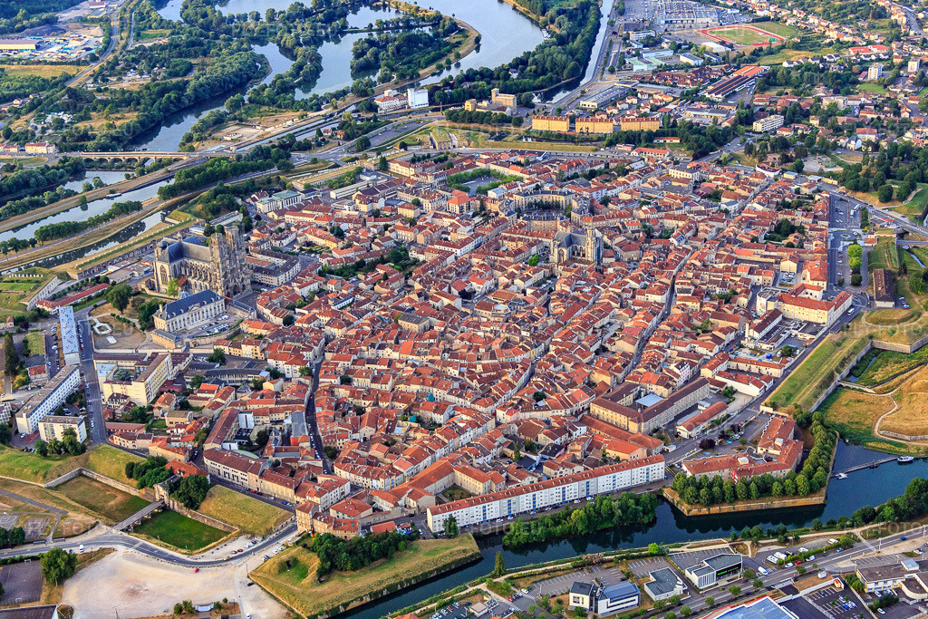 Vue aérienne: Centre-ville historique de Norden à Toul dans le département Meurthe et Moselle, France – .Photo: IMG_083474.jpg prise le 13/07/2015 par Werner Riehm/FLY-FOTO.eu – Résolution de l'original: 5340 x 3560 px