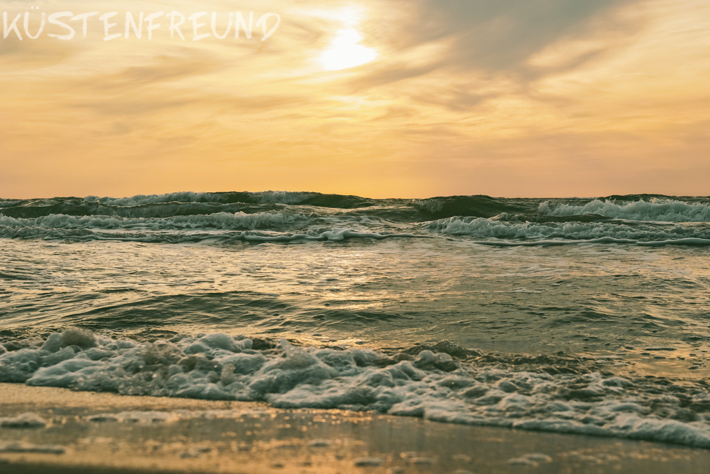 Sundowner Ostsee | Entdecke deine Lieblingslandschaft von der Küste – auf Ostsee Leinwand, Nordsee Leinwand, Alu Dibond oder Acrylglas, passend für jeden Geschmack und Raum.