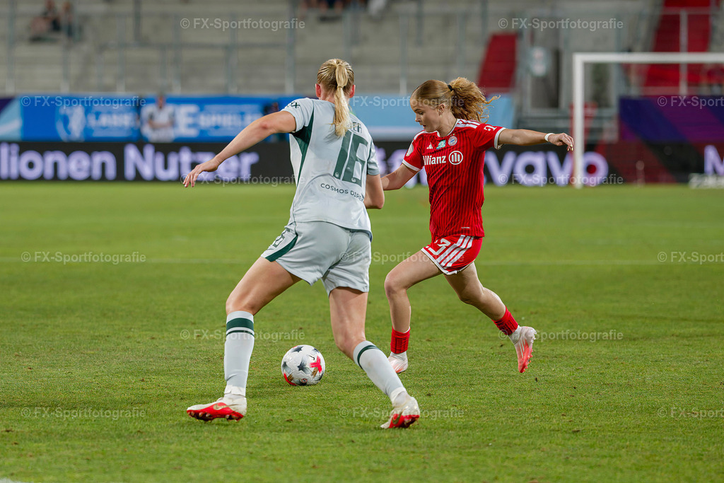 Supercup-Frauen-Bayern-Muenchen-vs-VfL-Wolfsburg 082 | Sportfotos und Eventgalerien von FX-Sportfotografie. Bilder von Fußball, Vereinsveranstaltungen und Events direkt ansehen und als Download bestellen. - Realisiert mit Pictrs.com
