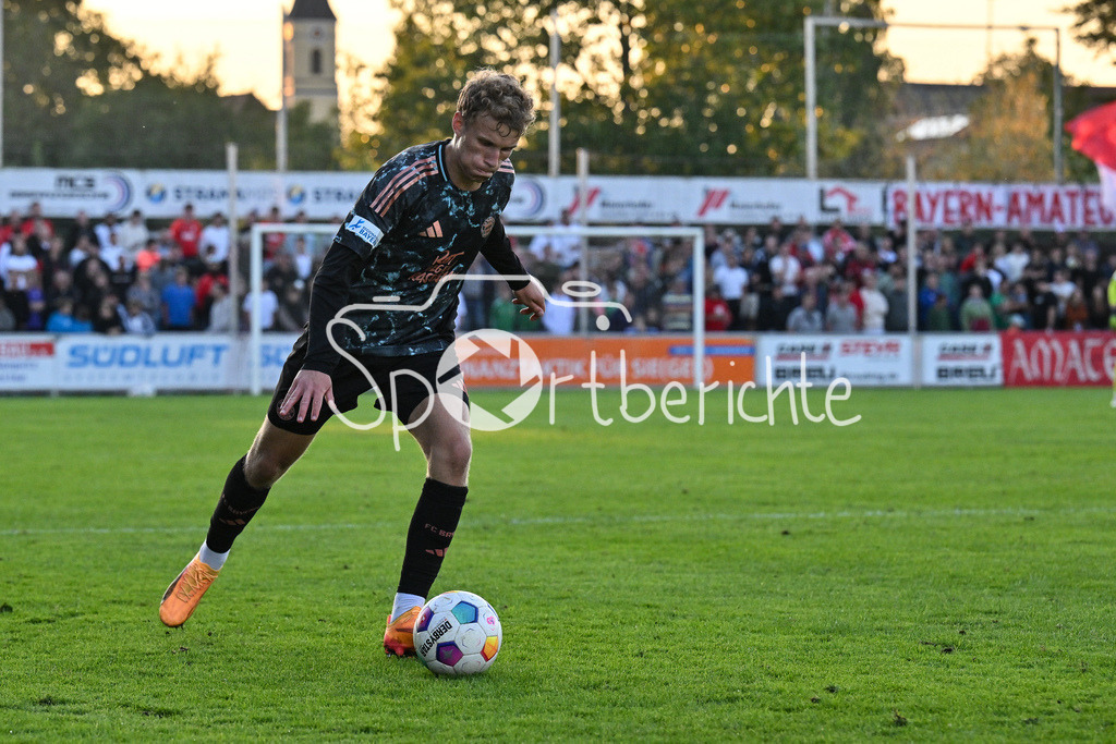 SpVgg Hankofen-Hailing - FC Bayern Amateure | am Ball Kurt RUEGER (FC Bayern München II #16) / Freisteller / Einzelfoto / Regionalliga Bayern: SpVgg Hankofen-Hailing - FC Bayern München II, Maierhofer-Bau Stadion am 20.09.2024