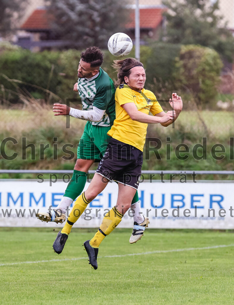 2023-08-06_068_SC_Kirchasch_gegen_SV_Eichenried | Bockhorn, Deutschland, 06.08.2023:
Fußball, Kreisliga 2023 / 2024, 2. Spieltag, SC Kirchasch gegen SV Eichenried, Endergebnis: 3:1

Maximilian Kirmeyer (SV Eichenried, #10), Bastian Bönisch (SC Kirchasch, #16)

Foto: Christian Riedel / fotografie-riedel.net