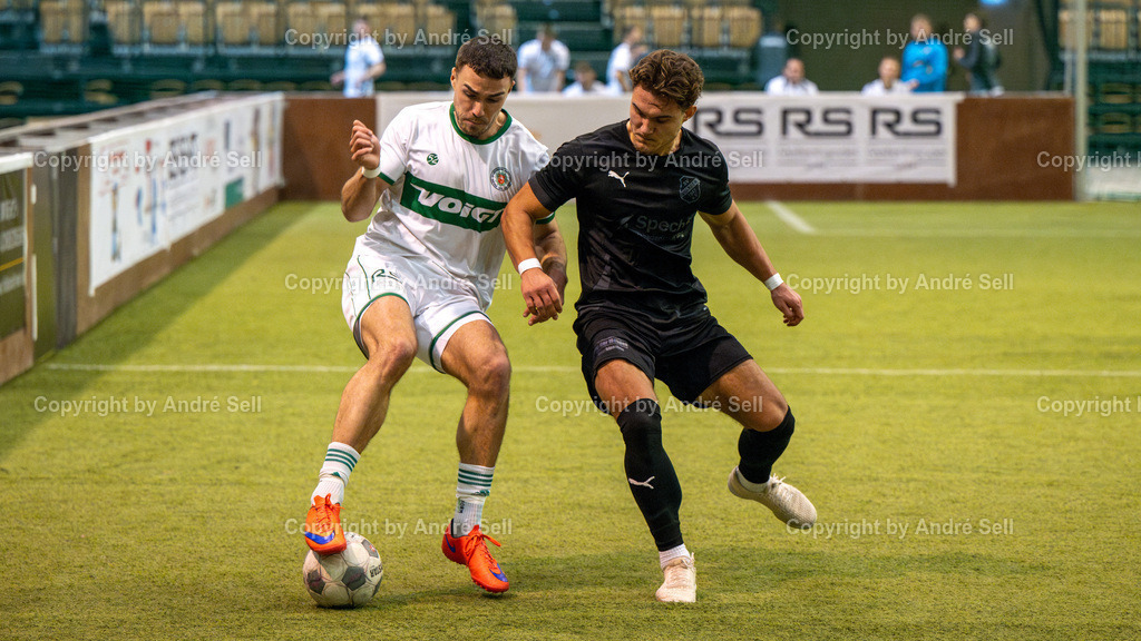Halbfinale 1 - PSV Neumünster vs SV Wasbek | Tim Möller (PSV #21) / Vitali von der Mehden (Wasbek #9) // 44. RS-Reifenhandel-Cup 2024 / Halbfinale 1 - PSV Neumünster vs SV Wasbek / Holstenhalle 1 / Neumünster / 26.12.24 - Realisiert mit Pictrs.com