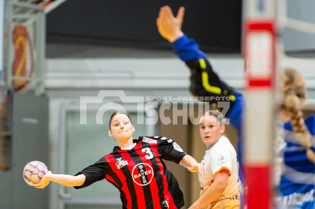 20250831schulz108 | Dana Gruner (Bayer Leverkusen,No.03) wirft auf das Tor. Maren Keil (VfL Waiblingen,No.77) schut zurückDEU, Leverkusen 31.08.2025 Handball, 2. Bundesliga Frauen 2025/2026, 1. Spieltag, Bayer 04 Leverkusen - VfL Waiblingen - Realisiert mit Pictrs.com