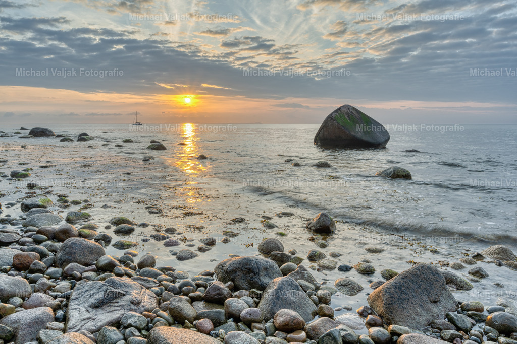 Sonnenuntergang beim Schwanenstein auf Rügen | Abendstimmung beim Schwanenstein bei Lohme auf der Insel Rügen.  - Realisiert mit Pictrs.com