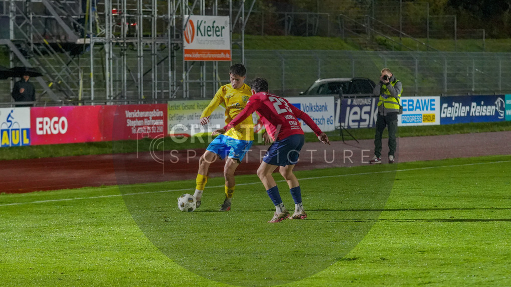 Fußball, Herren, Saison 2025/2026, Regionalliga Nordost, 12. Spieltag, FC Eilenburg vs. FSV 63 Luckenwalde, Freitag 17.10.2025, Ilburgstadion Eilenburg, | Fußball, Herren, Saison 2025/2026, Regionalliga Nordost, 12. Spieltag, FC Eilenburg vs. FSV 63 Luckenwalde, Freitag 17.10.2025, Ilburgstadion Eilenburg, Im Bild: Mike Bachmann (l. Luckenwalde) und Aaron Henkel (r. Eilenburg) - Realisiert mit Pictrs.com